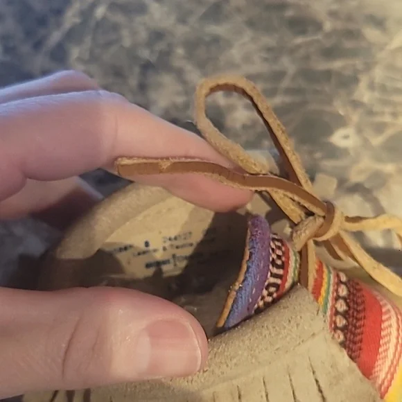 Minnetonka Leather Moccasin Boots For Girls Size 8 - Picture 4 of 5